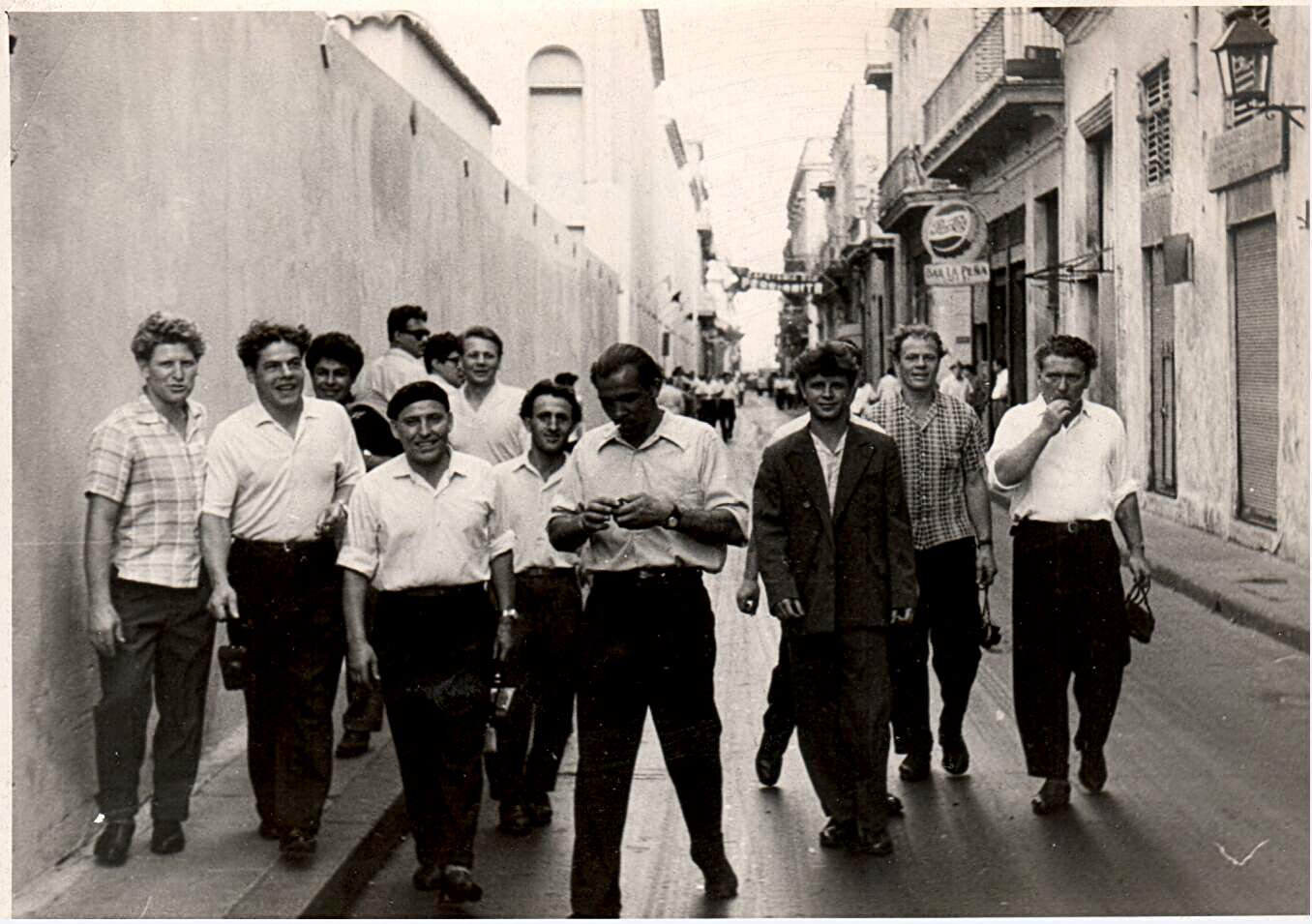 Команда БМРТ «Добролюбов» на улицах Гаваны. Куба, 1963 год