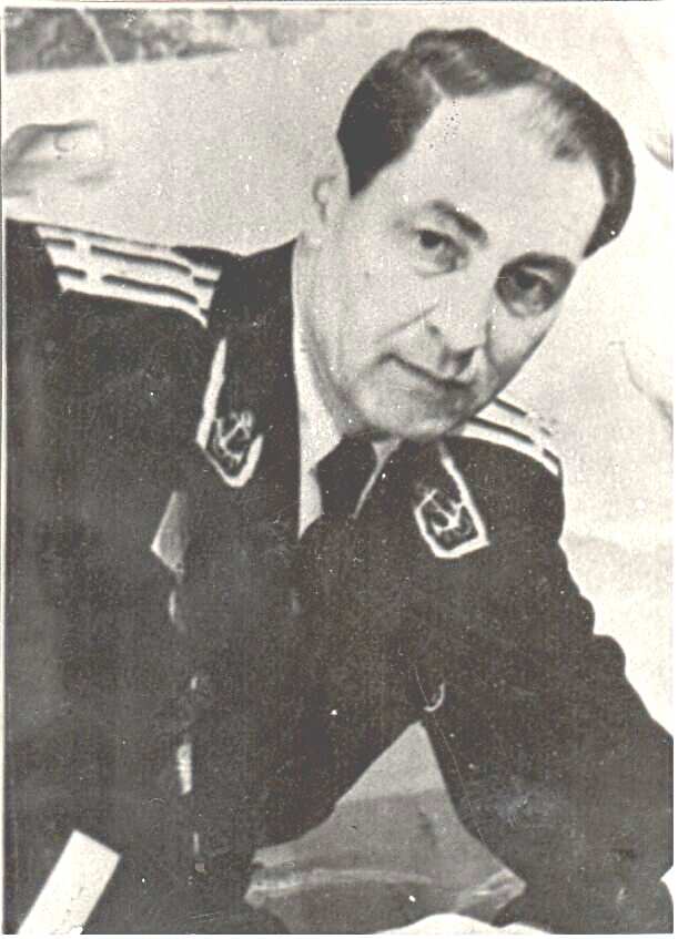 Начальник Мурманского Мореходного училища    Капитан первого ранга Портнов Евгений Иванович  